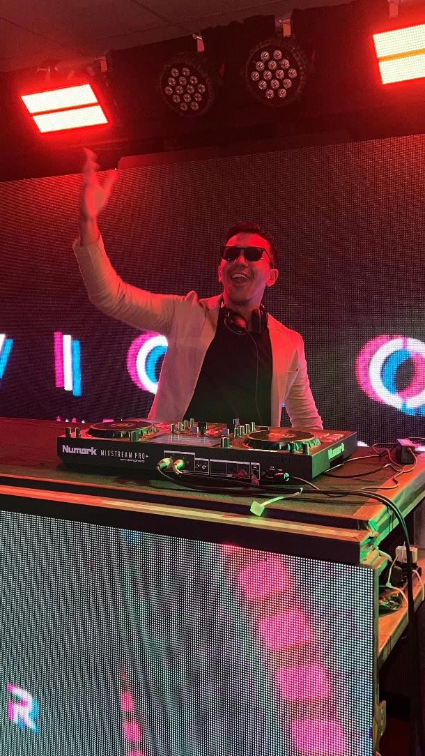DJ PV em performance ao vivo com luzes