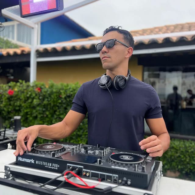 DJ PV tocando em Búzios